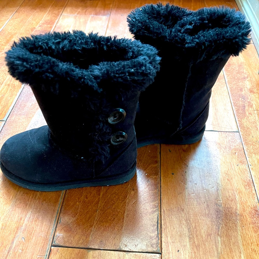 Brand new warm toddler boots. Black. Target brand.  Size 9.  Never been used.